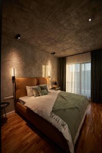 - une chambre avec un grand lit et une fenêtre dans l'établissement Quiboo Cosmopolit, à Braşov