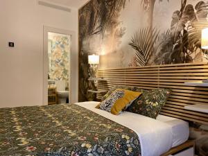 1 dormitorio con 1 cama con colcha de flores en SabiaNatura - boutiqueMadrid, en Madrid