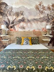 een slaapkamer met een groot bed met een muurschildering bij SabiaNatura - boutiqueMadrid in Madrid