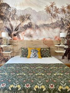 1 dormitorio con 1 cama grande y un mural en SabiaNatura - boutiqueMadrid, en Madrid 37 fotos más