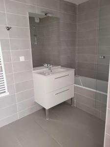 Kúpeľňa v ubytovaní Superbes appartements neufs à Montpellier