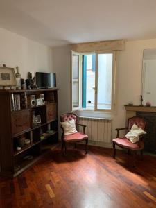 sala de estar con 2 sillas y ventana en Ca' Frezzeria, en Venecia