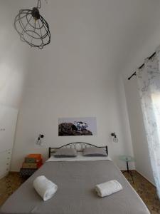 een slaapkamer met een groot bed met 2 witte kussens bij Struttura Le Gemme in Marettimo
