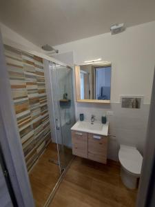 馬雷蒂莫的住宿－Struttura Le Gemme，带淋浴、卫生间和盥洗盆的浴室