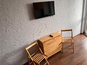 ミエンジズドロイェにあるSlaviaのデスク(椅子2脚付)、壁掛けテレビ