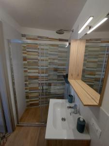 馬雷蒂莫的住宿－Struttura Le Gemme，一间带水槽和淋浴的浴室
