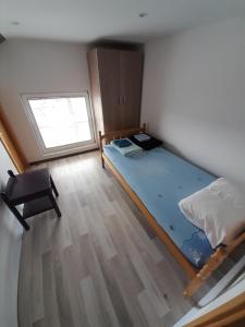 a small room with a bed and a window at Skyline apartment in Čapljina