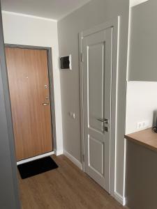 een lege kamer met een deur en een hal bij Seaside apartaments Self check in in Juodkrantė
