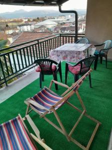 un tavolo e sedie su un balcone con prato verde di Skyline apartment a Čapljina