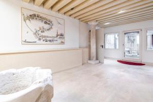 ヴェネツィアにあるFriari Suite-Luxury apt. close to Rialto Bridgeのソファ付きの壁画 +32枚の写真