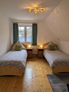 Rechenberg-BienenmühleにあるLandhaus Eilenberg Holzhauのベッドルーム1室(ベッド2台、窓付)