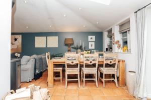 una cucina e una sala da pranzo con tavolo e sedie di Soho House - 4 Bedrooms, Central Henley a Henley on Thames