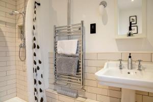 Ένα μπάνιο στο Stainsborough Hall Holiday Cottages +93 φωτογραφίες
