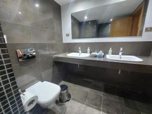 une salle de bain avec deux lavabos et un WC et un miroir dans l'établissement Nayah Stays, Beautiful 3-bedroom vacation home, à Hurghada 30 autres photos