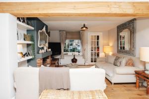 Soho House - 4 Bedrooms, Central Henley في هينلي على نهر التايمز: غرفة معيشة مع أريكة بيضاء وطاولة