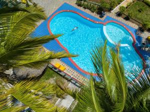 uma vista sobre uma piscina com palmeiras em F-Zeen Boutique Hotel Zanzibar em Uroa