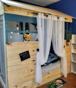 Saint-Bonnet-de-FourにあるChez Christy Chemin des Dinotsの二段ベッド(カーテン付)が備わる客室です。