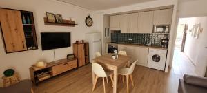 cocina con mesa y sillas en una habitación en LuengiHouse - Espectacular apartamento con piscina, en Lloret de Mar