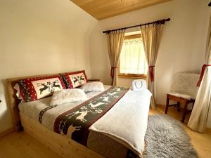a bedroom with a bed and a window at Chalet Ame in Bormio