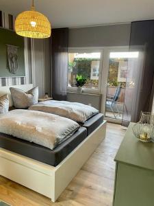 una camera con un grande letto di Maintal Relax a Michelau