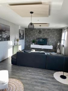 un soggiorno con divano e TV di Maintal Relax a Michelau