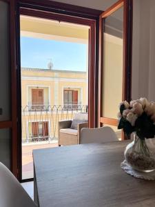 mesa de comedor con vistas a un balcón en Residenza Sinis, en Cabras