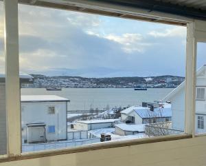 una vista da una finestra di un porto di Polar Cozy Apartment - Free parking a Tromsø