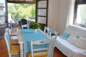 salon ze stołem i kanapą w obiekcie Mandorlo 5 w mieście Santa Maria Navarrese