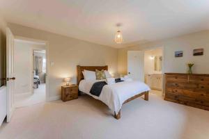 1 dormitorio grande con 1 cama grande y vestidor en Miller Retreat Stunning thatched cottage with garden and parking, en Weybourne