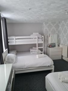 Postel nebo postele na pokoji v ubytování Queens Plaza Hotel