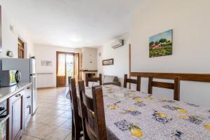 een keuken en eetkamer met een tafel en stoelen bij Ovaiola in Civitella in Val di Chiana