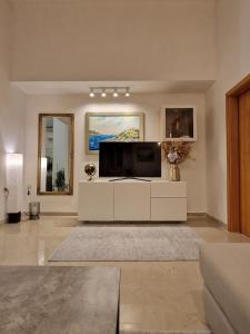 Televízia a/alebo spoločenská miestnosť v ubytovaní Avalena Penthouse