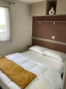 En eller flere senge i et værelse på MOBIL HOME - 3Ch -32m² N°966