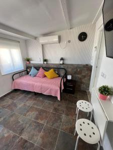 En eller flere senge i et værelse på Habitacion con terraza en Alicante