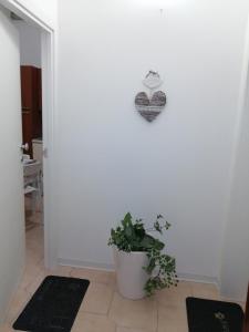 un corridoio con un cuore sul muro e una pianta di casa vacanza con balcone a Laterza