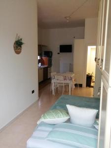 ein Schlafzimmer mit einem Bett und eine Küche mit einem Tisch in der Unterkunft casa vacanza con balcone in Laterza