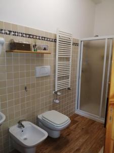 a bathroom with a toilet and a shower and a sink at casa vacanza con balcone in Laterza