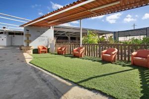 因赫尼奧的住宿－Casa Rural Jovial，坐在草地上的一组椅子