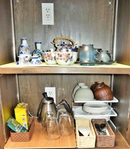 un estante con un montón de platos en él en とれるの【TORERUNO】 en Takayama