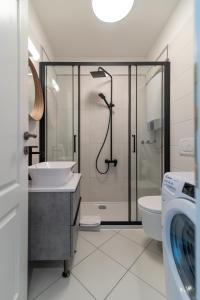 ein Bad mit einer Dusche, einem Waschbecken und einem WC in der Unterkunft Apartments Liam in Trogir