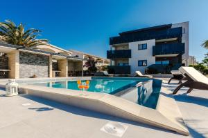 Bazén v ubytování Resort Mirakul nebo v jeho okolí