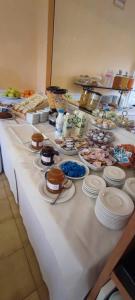 una línea de buffet con platos de comida y postres en Hotel Rivamare, en Cervia