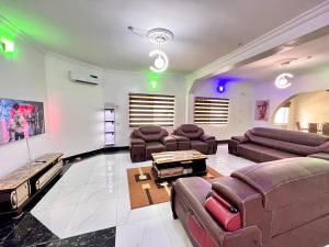 ein großes Wohnzimmer mit Sofas und einem Tisch in der Unterkunft CampDavid Luxury Apartments Ajao Estate Airport Road Lagos 0 8 1 4 0 0 1 3 1 2 5 in Lagos