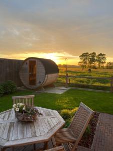 a circular cabin with a table and chairs in a yard at B&B 't Hoveke in Wingene