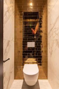 baño con aseo y pared de ladrillo en Monument Hotel, en Zaandam