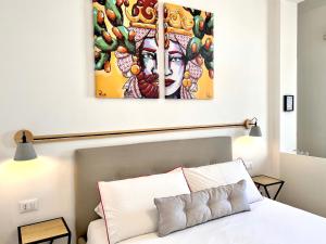 パレルモにあるVilla di Nera B&Bのベッドルーム1室(壁に絵画が描かれたベッド1台付)