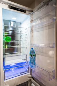 une bouteille d'eau dans un réfrigérateur vide dans l'établissement Apartament P&B, à Rybnik