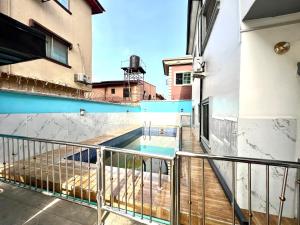 einen Balkon mit Pool in einem Gebäude in der Unterkunft CampDavid Luxury Apartments Ajao Estate Airport Road Lagos 0 8 1 4 0 0 1 3 1 2 5 in Lagos