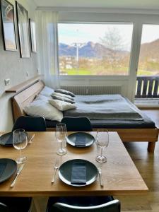 Pokój ze stołem z talerzami i kieliszkami do wina w obiekcie Wolfgangsee Seeblickplatzl 119 w mieście Strobl