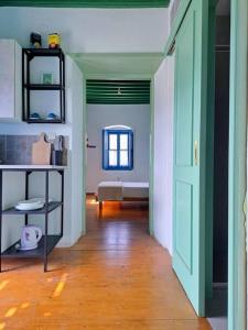 einen Flur mit grüner Tür in einem Zimmer in der Unterkunft LA-REEF at Lakki, Leros in Lakkíon